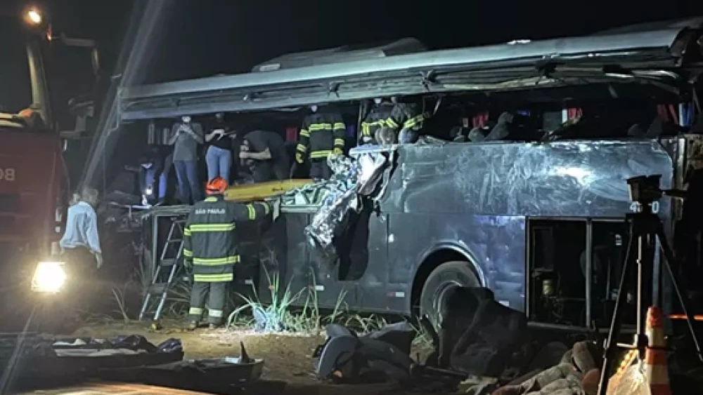 Doze universitários morrem após batida entre ônibus e caminhão no interior de SP – Vídeo do acidente