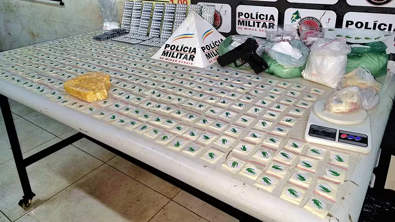 PM descobre ponto de drogas e apreende 930 comprimidos de ecstasy dentro de condomínio de Uberlândia